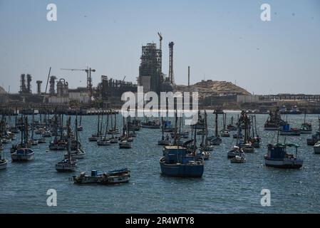 Nicolas Remene / le Pictorium - fenomeno El Nino sulla costa settentrionale del Perù - 26/10/2018 - Perù / Piura / ? Talara? - La città di Talara nella regione di Piura con il suo porto di pesca principale e la raffineria di petrolio, situato sulla costa settentrionale del Perù, il 26 ottobre 2018. Talara è una delle città che sono state duramente colpite anche dal fenomeno El Nino. con piogge torrenziali e inondazioni catastrofiche in particolare. ------------------------------------------ Il fenomeno El Nino sulla costa nord del Perù a nord di Lima in Perù, lungo quasi 1300 km di costa, molti villag Foto Stock