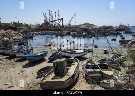 Nicolas Remene / le Pictorium - fenomeno El Nino sulla costa settentrionale del Perù - 26/10/2018 - Perù / Piura / ? Talara? - La città di Talara nella regione di Piura con il suo porto di pesca principale e la raffineria di petrolio, situato sulla costa settentrionale del Perù, il 26 ottobre 2018. Talara è una delle città che sono state duramente colpite anche dal fenomeno El Nino. con piogge torrenziali e inondazioni catastrofiche in particolare. ------------------------------------------ Il fenomeno El Nino sulla costa nord del Perù a nord di Lima in Perù, lungo quasi 1300 km di costa, molti villag Foto Stock