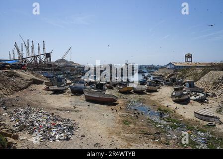 Nicolas Remene / le Pictorium - fenomeno El Nino sulla costa settentrionale del Perù - 26/10/2018 - Perù / Piura / ? Talara? - La città di Talara nella regione di Piura con il suo porto di pesca principale e la raffineria di petrolio, situato sulla costa settentrionale del Perù, il 26 ottobre 2018. Talara è una delle città che sono state duramente colpite anche dal fenomeno El Nino. con piogge torrenziali e inondazioni catastrofiche in particolare. ------------------------------------------ Il fenomeno El Nino sulla costa nord del Perù a nord di Lima in Perù, lungo quasi 1300 km di costa, molti villag Foto Stock