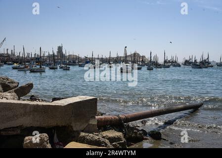 Nicolas Remene / le Pictorium - fenomeno El Nino sulla costa settentrionale del Perù - 26/10/2018 - Perù / Piura / ? Talara? - La città di Talara nella regione di Piura con il suo porto di pesca principale e la raffineria di petrolio, situato sulla costa settentrionale del Perù, il 26 ottobre 2018. Talara è una delle città che sono state duramente colpite anche dal fenomeno El Nino. con piogge torrenziali e inondazioni catastrofiche in particolare. ------------------------------------------ Il fenomeno El Nino sulla costa nord del Perù a nord di Lima in Perù, lungo quasi 1300 km di costa, molti villag Foto Stock