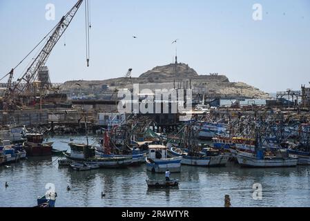 Nicolas Remene / le Pictorium - fenomeno El Nino sulla costa settentrionale del Perù - 26/10/2018 - Perù / Piura / ? Talara? - La città di Talara nella regione di Piura con il suo porto di pesca principale e la raffineria di petrolio, situato sulla costa settentrionale del Perù, il 26 ottobre 2018. Talara è una delle città che sono state duramente colpite anche dal fenomeno El Nino. con piogge torrenziali e inondazioni catastrofiche in particolare. ------------------------------------------ Il fenomeno El Nino sulla costa nord del Perù a nord di Lima in Perù, lungo quasi 1300 km di costa, molti villag Foto Stock