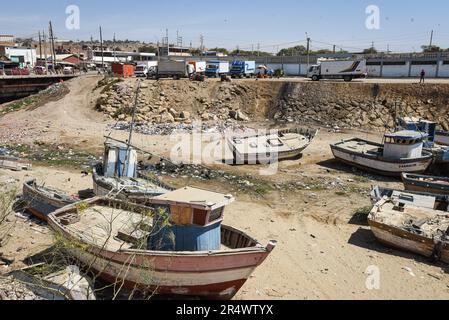 Nicolas Remene / le Pictorium - fenomeno El Nino sulla costa settentrionale del Perù - 26/10/2018 - Perù / Piura / ? Talara? - La città di Talara nella regione di Piura con il suo porto di pesca principale e la raffineria di petrolio, situato sulla costa settentrionale del Perù, il 26 ottobre 2018. Talara è una delle città che sono state duramente colpite anche dal fenomeno El Nino. con piogge torrenziali e inondazioni catastrofiche in particolare. ------------------------------------------ Il fenomeno El Nino sulla costa nord del Perù a nord di Lima in Perù, lungo quasi 1300 km di costa, molti villag Foto Stock