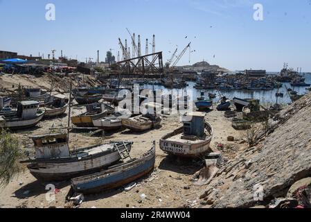 Nicolas Remene / le Pictorium - fenomeno El Nino sulla costa settentrionale del Perù - 26/10/2018 - Perù / Piura / ? Talara? - La città di Talara nella regione di Piura con il suo porto di pesca principale e la raffineria di petrolio, situato sulla costa settentrionale del Perù, il 26 ottobre 2018. Talara è una delle città che sono state duramente colpite anche dal fenomeno El Nino. con piogge torrenziali e inondazioni catastrofiche in particolare. ------------------------------------------ Il fenomeno El Nino sulla costa nord del Perù a nord di Lima in Perù, lungo quasi 1300 km di costa, molti villag Foto Stock