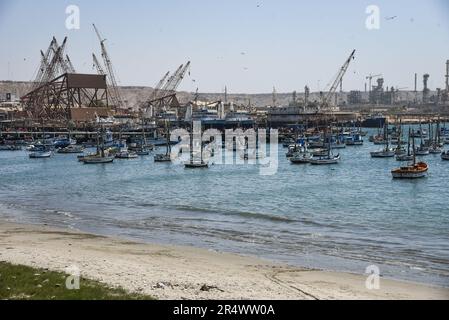 Nicolas Remene / le Pictorium - fenomeno El Nino sulla costa settentrionale del Perù - 26/10/2018 - Perù / Piura / ? Talara? - La città di Talara nella regione di Piura con il suo porto di pesca principale e la raffineria di petrolio, situato sulla costa settentrionale del Perù, il 26 ottobre 2018. Talara è una delle città che sono state duramente colpite anche dal fenomeno El Nino. con piogge torrenziali e inondazioni catastrofiche in particolare. ------------------------------------------ Il fenomeno El Nino sulla costa nord del Perù a nord di Lima in Perù, lungo quasi 1300 km di costa, molti villag Foto Stock