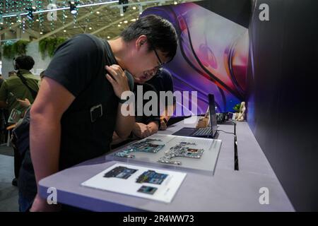 Taipei, Taiwan. 30th maggio, 2023. Una persona che ha visto guardando una scheda madre di un laptop realizzata da ASUS al COMPUTEX 2023 a Taipei. L'edizione 2023 di COMPUTEX si svolge dal 30 maggio al 02 giugno 2023 e riunisce oltre 1.000 espositori provenienti da 26 paesi diversi con 3000 stand per esporre i loro ultimi prodotti e firmare ordini con acquirenti stranieri. (Foto di Walid Berrazeg/SOPA Images/Sipa USA) Credit: Sipa USA/Alamy Live News Foto Stock