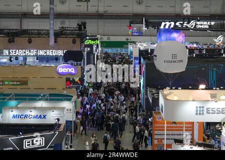 Taipei, Taiwan. 30th maggio, 2023. Vista generale del COMPUTEX 2023 a Taipei. L'edizione 2023 di COMPUTEX si svolge dal 30 maggio al 02 giugno 2023 e riunisce oltre 1.000 espositori provenienti da 26 paesi diversi con 3000 stand per esporre i loro ultimi prodotti e firmare ordini con acquirenti stranieri. (Foto di Walid Berrazeg/SOPA Images/Sipa USA) Credit: Sipa USA/Alamy Live News Foto Stock