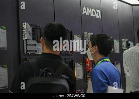 Taipei, Taiwan. 30th maggio, 2023. La gente ha visto guardare le schede madri allo stand di ASRock al COMPUTEX 2023 a Taipei. L'edizione 2023 di COMPUTEX si svolge dal 30 maggio al 02 giugno 2023 e riunisce oltre 1.000 espositori provenienti da 26 paesi diversi con 3000 stand per esporre i loro ultimi prodotti e firmare ordini con acquirenti stranieri. (Foto di Walid Berrazeg/SOPA Images/Sipa USA) Credit: Sipa USA/Alamy Live News Foto Stock