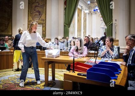 HAARLEM - il deputato Julia Schneemann (volt) esprime un voto a favore dei membri del Senato. L'elezione dei membri del Senato avviene ogni quattro anni. ANP RAMON VAN FLYMEN olanda fuori - belgio fuori Foto Stock