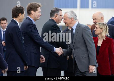 Billy Berclau, Francia. 30th maggio, 2023. John Elkann, presidente di Stellantis, Ola Kallenius, amministratore delegato di Mercedes-Benz, Patrick Pouyanne, Amministratore delegato di TotalEnergies, e Carlos Tavares, amministratore delegato di Stellantis, saluta il ministro francese delle Finanze e dell'Economia Bruno le Maire in occasione dell'inaugurazione del gigafactory della Automotive Cells Company (ACC), joint venture di Stellantis, TotalEnergies e Mercedes, a Billy-Berclau, nel nord della Francia, maggio 30, 2023. Foto di Raphael Lafargue/ABACAPRESS.COM Credit: Abaca Press/Alamy Live News Foto Stock