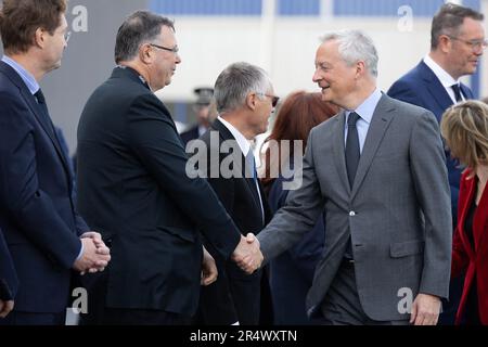 Billy Berclau, Francia. 30th maggio, 2023. John Elkann, presidente di Stellantis, Ola Kallenius, amministratore delegato di Mercedes-Benz, Patrick Pouyanne, Amministratore delegato di TotalEnergies, e Carlos Tavares, amministratore delegato di Stellantis, saluta il ministro francese delle Finanze e dell'Economia Bruno le Maire in occasione dell'inaugurazione del gigafactory della Automotive Cells Company (ACC), joint venture di Stellantis, TotalEnergies e Mercedes, a Billy-Berclau, nel nord della Francia, maggio 30, 2023. Foto di Raphael Lafargue/ABACAPRESS.COM Credit: Abaca Press/Alamy Live News Foto Stock