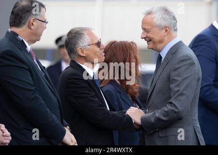 Billy Berclau, Francia. 30th maggio, 2023. John Elkann, presidente di Stellantis, Ola Kallenius, amministratore delegato di Mercedes-Benz, Patrick Pouyanne, Amministratore delegato di TotalEnergies, e Carlos Tavares, amministratore delegato di Stellantis, saluta il ministro francese delle Finanze e dell'Economia Bruno le Maire in occasione dell'inaugurazione del gigafactory della Automotive Cells Company (ACC), joint venture di Stellantis, TotalEnergies e Mercedes, a Billy-Berclau, nel nord della Francia, maggio 30, 2023. Foto di Raphael Lafargue/ABACAPRESS.COM Credit: Abaca Press/Alamy Live News Foto Stock