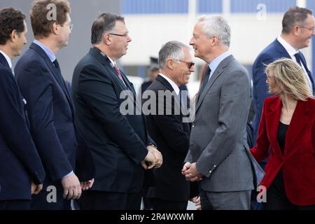 Billy Berclau, Francia. 30th maggio, 2023. John Elkann, presidente di Stellantis, Ola Kallenius, amministratore delegato di Mercedes-Benz, Patrick Pouyanne, Amministratore delegato di TotalEnergies, e Carlos Tavares, amministratore delegato di Stellantis, saluta il ministro francese delle Finanze e dell'Economia Bruno le Maire in occasione dell'inaugurazione del gigafactory della Automotive Cells Company (ACC), joint venture di Stellantis, TotalEnergies e Mercedes, a Billy-Berclau, nel nord della Francia, maggio 30, 2023. Foto di Raphael Lafargue/ABACAPRESS.COM Credit: Abaca Press/Alamy Live News Foto Stock
