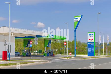 Belgrado, Serbia - 06 maggio 2023: Stazione di servizio OMV moderna vicino a Ikea in Highway Sunny Spring Day. Foto Stock