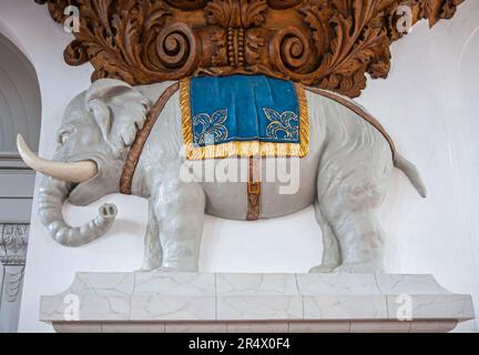 Copenaghen, Danimarca - 14 settembre 2010: Statue di elefanti che simboleggiano la monarchia assoluta e l'ordine dell'elefante nella chiesa di Vor Frelsers, clou Foto Stock