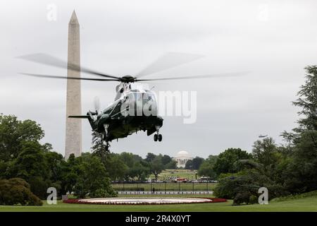 Washington, Stati Uniti. 30th maggio, 2023. Marine One, che trasporta il presidente degli Stati Uniti Joe Biden e la prima signora Dr. Jill Biden, atterra sul prato sud della Casa Bianca a Washington, DC, martedì 30 maggio 2023. Questa mattina il presidente si trovava a Delaware per assistere a un servizio commemorativo per suo figlio Beau. Foto di Julia Nikhinson/ Credit: UPI/Alamy Live News Foto Stock