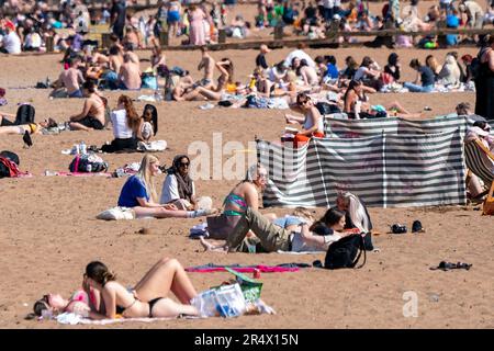 Persone a Portobello Beach, Edimburgo, godendo il caldo del tempo in quella che si ritiene sia la giornata più calda di quest'anno in Scozia. Data immagine: Martedì 30 maggio 2023. Foto Stock