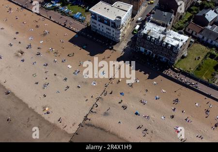 Persone a Portobello Beach, Edimburgo, godendo il caldo del tempo in quella che si ritiene sia la giornata più calda di quest'anno in Scozia. Data immagine: Martedì 30 maggio 2023. Foto Stock