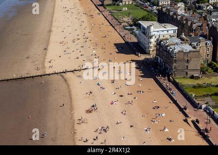 Persone a Portobello Beach, Edimburgo, godendo il caldo del tempo in quella che si ritiene sia la giornata più calda di quest'anno in Scozia. Data immagine: Martedì 30 maggio 2023. Foto Stock