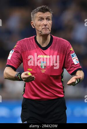 Milano, Italia. 27th maggio, 2023. Il Referee Daniele Orsato reagisce durante la Serie A alla partita di Giuseppe Meazza a Milano. Il credito di immagine dovrebbe essere: Jonathan Moskrop/Sportimage Credit: Sportimage Ltd/Alamy Live News Foto Stock