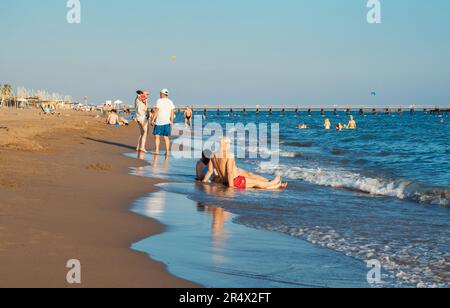 Antalya; Turchia-Settembre 11; 2022: Persone prendere il sole, nuotare o camminare sulla spiaggia in estate. Antalya una città popolare per il russo, ucraino Foto Stock