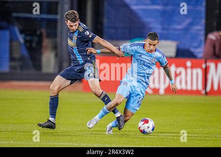 New York, NY, Stati Uniti. 27th maggio, 2023. Il centrocampista dell'Unione di Philadelphia Leon Flach (31) fa pressione sul centrocampista del New York City FC Santiago RodrÃ-guez (10) durante una partita di MLS tra l'Unione di Philadelphia e il New York City FC al Citi Field di New York, New York. Rusty Jones/Cal Sport Media/Alamy Live News Foto Stock