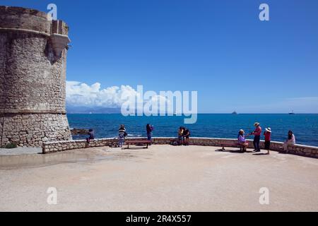 Francia, Provenza-Alpi, Costa Azzurra, Antibes, antichi bastioni trown e costa. Foto Stock