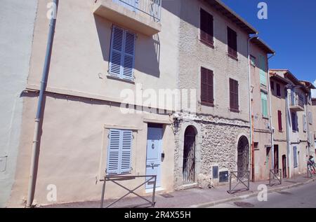 Francia, Provenza-Alpi-Costa Azzurra, Antibes, architettura tipica della città vecchia. Foto Stock