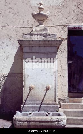 Francia, Provenza-Alpi-Costa Azzurra, Antibes, architettura tipica della città vecchia. Foto Stock