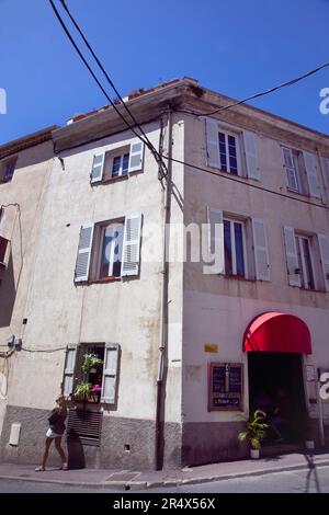 Francia, Provenza-Alpi-Costa Azzurra, Antibes, architettura tipica della città vecchia. Foto Stock