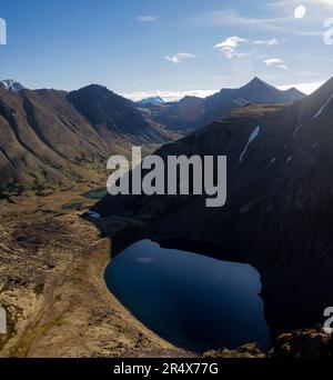 Splendida vista sul lago profondo circondato dalle montagne Chugach, con Williwaw Peak in lontananza nel Chugach State Park Foto Stock