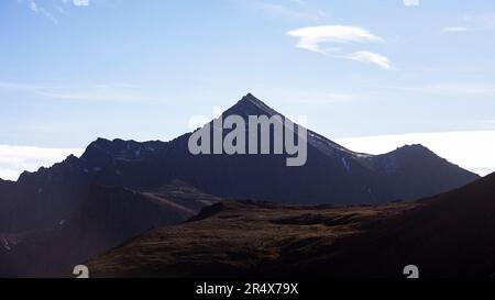 Sagoma del Williwaw Peak contro un cielo blu nelle Chugach Mountains nel Chugach State Park lungo il Williwaw Lakes Trail Foto Stock