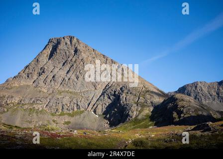 Vista ravvicinata del Williwaw Peak sullo sfondo di un cielo blu e luminoso delle Chugach Mountains nel Chugach State Park lungo il Williwaw Lakes Trail Foto Stock