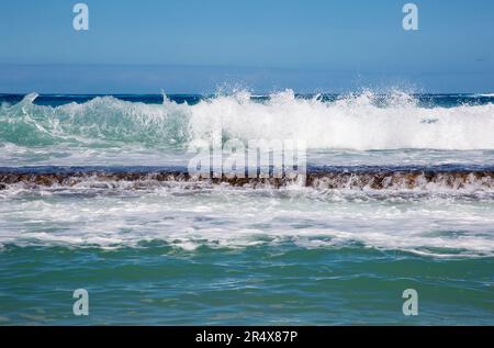 Primo piano delle onde che si infrangono sulla barriera corallina di Baby Beach, parte di Baldwin Beach sulla costa nord di Maui vicino a Paia Foto Stock