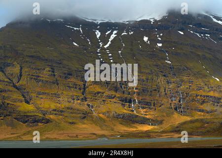 Una serie di piccole cascate che cadono al largo di una montagna dopo una forte pioggia nell'Islanda meridionale; Islanda meridionale, Islanda Foto Stock
