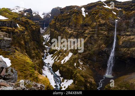 Un paradiso per escursionisti, il Mulagljufur Canyon con vista di cascate isolate contro le scogliere rocciose; Vik, Islanda meridionale, Islanda Foto Stock