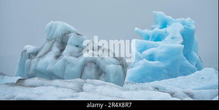 Primo piano di bellissimi iceberg e incredibili formazioni di ghiaccio blu e forme della Laguna del Ghiacciaio Jökulsárlón, situata all'estremità sud della famosa... Foto Stock