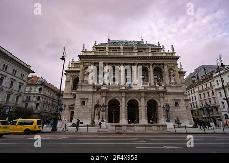 Budapest, Ungheria - 28th novembre 2022: Il Teatro dell'Opera di Budapest, Ungheria, al tramonto. Foto Stock