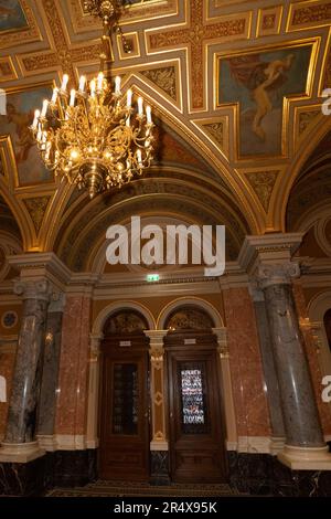 Budapest, Ungheria - 28th novembre 2022: Il foyer del Teatro dell'Opera di Budapest, Ungheria. Foto Stock