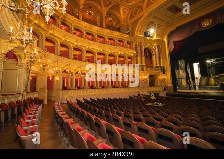 Budapest, Ungheria - 28th novembre 2022: La sala principale del Teatro dell'Opera di Budapest, Ungheria. Foto Stock