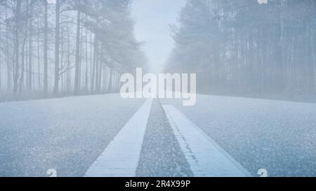 Vista dal basso angolo di una lunga strada vuota per le risorse grafiche sfondo del modello di diapositiva PowerPoint Foto Stock