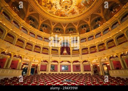 Budapest, Ungheria - 28th novembre 2022: La sezione del pubblico nella sala principale del Teatro dell'Opera di Budapest, Ungheria. Foto Stock