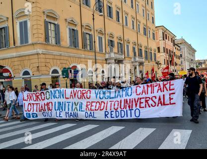 Roma, Italia. 27th maggio, 2023. Centinaia di associazioni a Roma, riunite nella campagna 'IT takes an income', sono scese in piazza contro il decreto di lavoro e le politiche governative a Roma il 27 maggio 2023. La manifestazione è chiamata a difendere ed estendere il reddito di cittadinanza e a introdurre un salario minimo. (Foto di Patrizia CORTELLESSA/Pacific Press/Sipa USA) Credit: Sipa USA/Alamy Live News Foto Stock