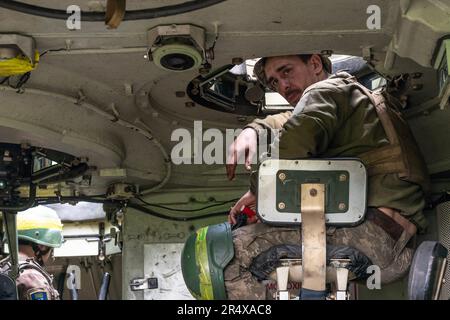 Membro di unità mortaio di 57th brigata di artiglieria delle forze dell'esercito ucraino pose all'interno di YPR-765 olandese fatto veicolo di personale blindato in una posizione non divulgata vicino a Bahmut nella regione di Donetsk in Ucraina il 30 maggio 2023 Foto Stock