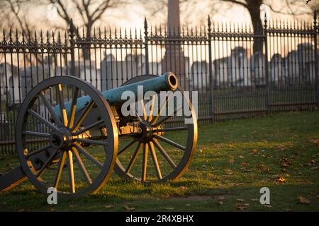 Cannon fuori dalla recinzione al Gettysburg National Cemetery in Pennsylvania, Stati Uniti; Pennsylvania, Stati Uniti d'America Foto Stock