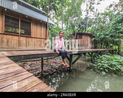 Rustico resort nella giungla sul Rio Dulce, Guatemala Foto Stock