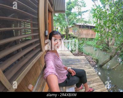 Rustico resort nella giungla sul Rio Dulce, Guatemala Foto Stock