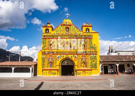 La chiesa colorata di San Andrés Xecul, Totonicapán, Guatemala Foto Stock