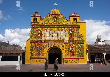 La chiesa colorata di San Andrés Xecul, Totonicapán, Guatemala Foto Stock