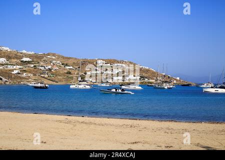 Barche e yacht di lusso ormeggiati a Ornos, Mykonos. Una piccola e popolare isola greca sul Mar Egeo, una popolare destinazione turistica, Foto Stock