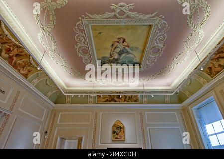 Londra la Courtauld Gallery Somerset House decorato soffitto con dipinti Foto Stock